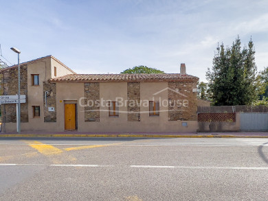 Casa de pueblo de piedra en Corçà, Baix Empordà, con jardín y potencial de reforma