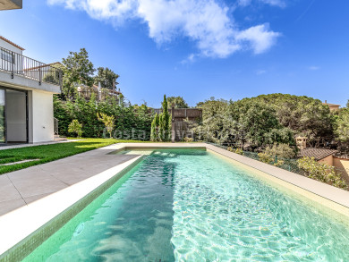 Maison de luxe à vendre à Residencial Begur : design moderne, jardin privé, piscine et vues panoramiques