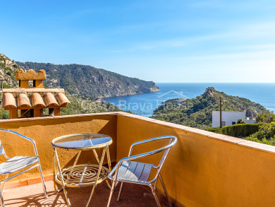 Casa con vistas al mar a solo unos minutos a pie de la playa de Aiguablava, en Begur. Gran potencial de reforma.