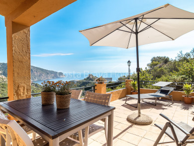 Casa con vistas al mar a solo unos minutos a pie de la playa de Aiguablava, en Begur. Gran potencial de reforma.