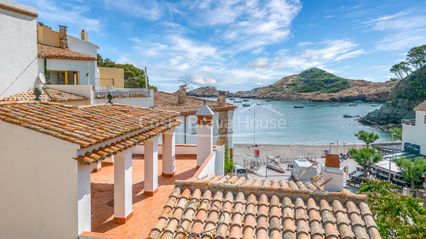 Casa en venta en Sa Tuna (Begur) a unos pasos de la playa, con impresionantes vistas al mar