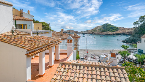 Casa en venta en Sa Tuna (Begur) a unos pasos de la playa, con impresionantes vistas al mar