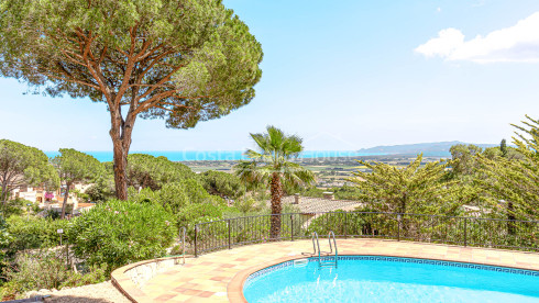 Property for sale in L'Estartit with sea views