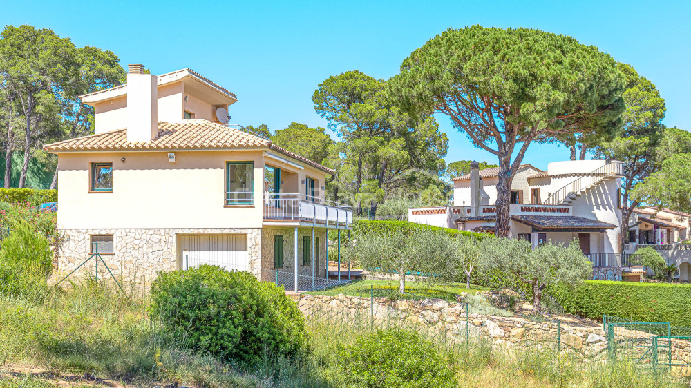 Property for sale in L'Estartit with sea views