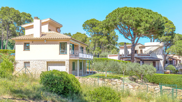 Property for sale in L'Estartit with sea views