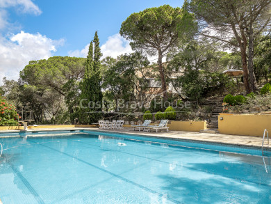 Élégante villa rustique à vendre à Castell-Platja d'Aro, proche des plages et des services, avec grand terrain