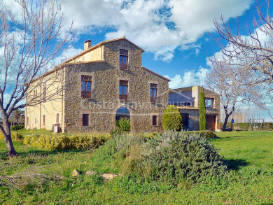 Impressionnante masia du XVIIIe siècle à vendre dans le Baix Empordà, avec licence rurale et piscine