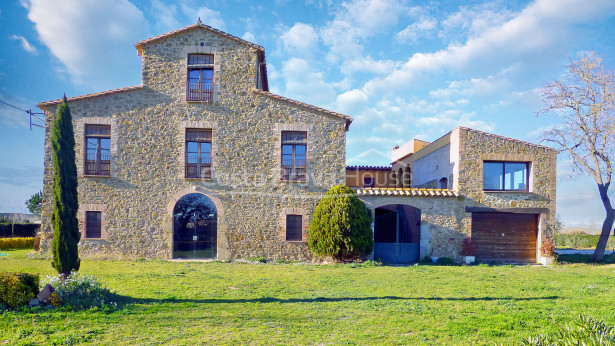 Masia XVIIIe siècle à vendre dans le Baix Empordà avec piscine