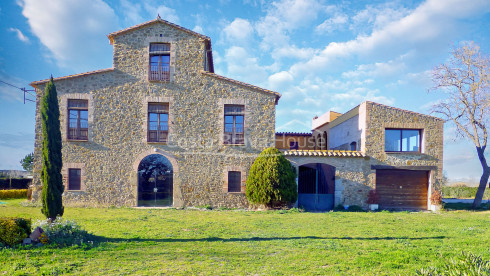 18th-century country house for sale in Baix Empordà with poo