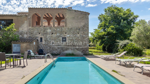 Masia XVIIIe siècle à vendre dans le Baix Empordà avec piscine