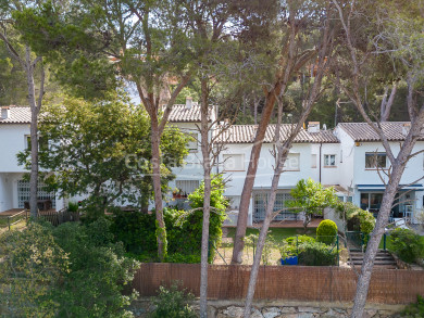 Encantadora casa adossada a Tamariu, a 15 min de la platja, amb jardí i piscina