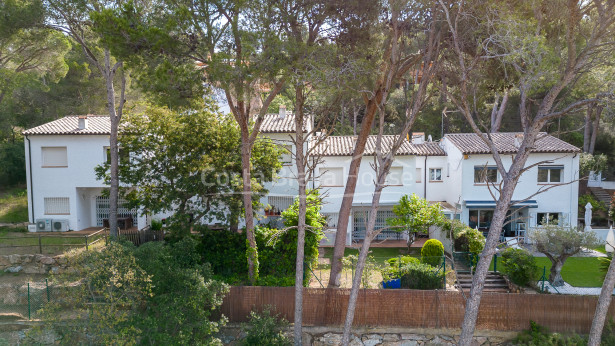 Casa adossada en venda a Tamariu, a prop de la platja