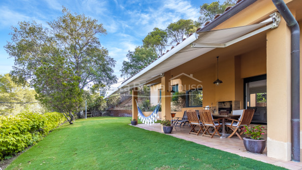 Casa con jardín en venta en Tamariu, a solamente 5 min a pie de la playa y el mar