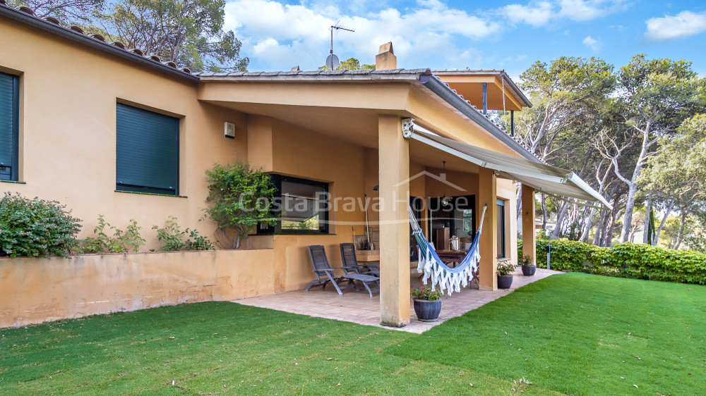 Casa con jardín en venta en Tamariu, a solamente 5 min a pie de la playa y el mar