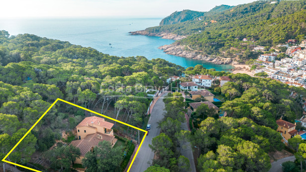 Casa amb jardí en venda a Tamariu, a només 5 minuts a peu de la platja i el mar