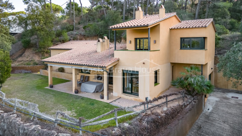 Casa amb jardí en venda a Tamariu, a només 5 minuts a peu de la platja i el mar