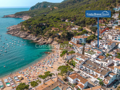 Casa a Tamariu amb vistes al mar, a només 1 minut de la platja, amb terrassa, pati i aparcament exterior