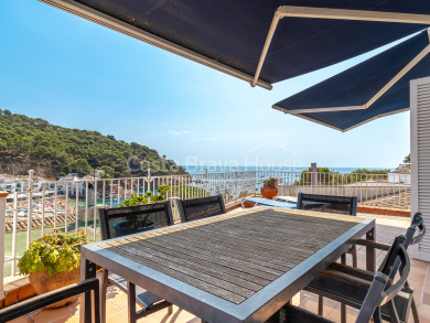 Casa a Tamariu amb vistes al mar, a només 1 minut de la platja, amb terrassa, pati i aparcament exterior