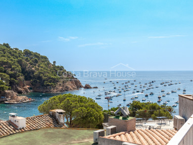 Casa en Tamariu con vistas al mar, a solo 1 minuto de la playa, con terraza, patio y parking exterior