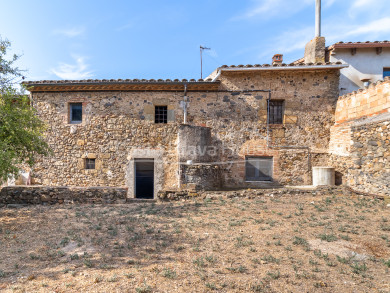 Casa de piedra en el casco antiguo de Corçà, Baix Empordà, con gran potencial de rehabilitación