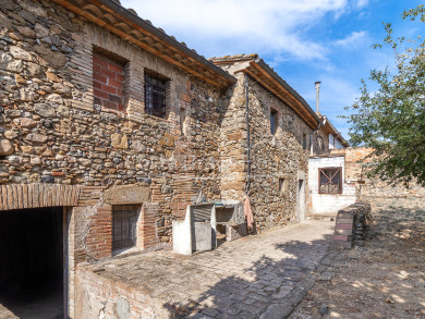 Casa de pedra al casc antic de Corçà, Baix Empordà, amb gran potencial de rehabilitació