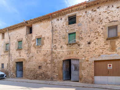 Casa de piedra en el casco antiguo de Corçà, Baix Empordà, con gran potencial de rehabilitación