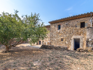 Maison en pierre dans le centre historique de Corçà, Baix Empordà, avec un grand potentiel de réhabilitation