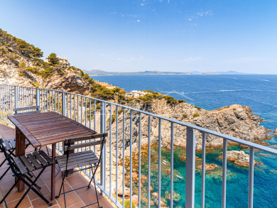 Apartamento de lujo en venta en Cap Sa Sal, Begur, con vistas al mar y licencia turística