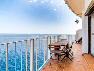 Apartamento de lujo en venta en Cap Sa Sal, Begur, con vistas al mar y licencia turística