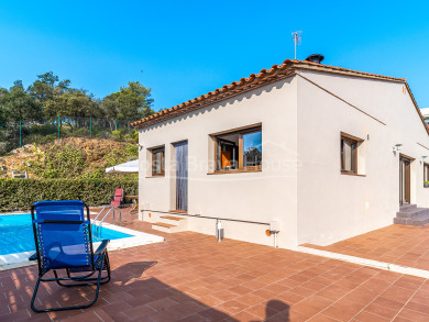 Detached house on the Costa Brava with a pool, spacious exteriors, and close to beaches