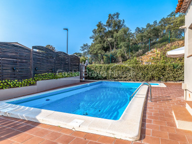 Maison individuelle sur la Costa Brava avec piscine, grands extérieurs et proximité des plages