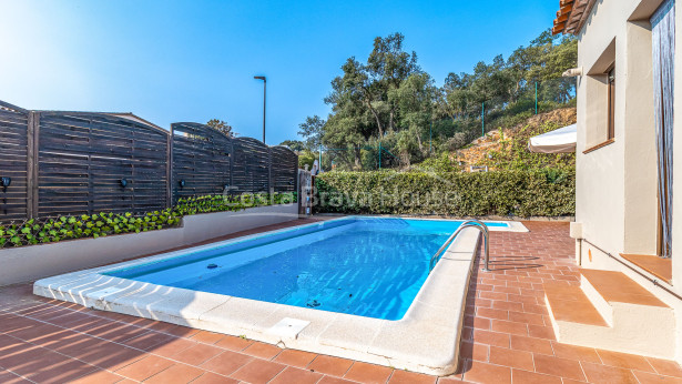 3 bedroom house with pool for sale in urbanization near Begur