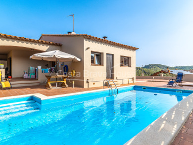 Maison individuelle sur la Costa Brava avec piscine, grands extérieurs et proximité des plages