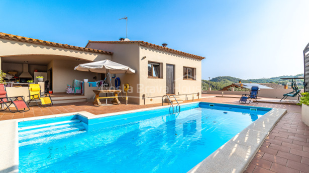 3 bedroom house with pool for sale in urbanization near Begur