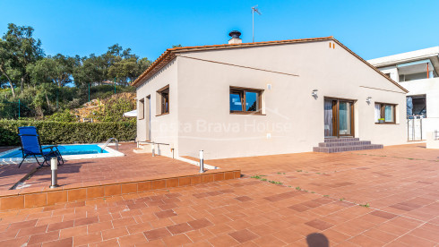 Maison 3 chambres avec piscine à vendre à urbanisation près de Begur