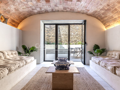 Renovated stone house in Gualta, Costa Brava: modern luxury and rustic style in 230 m².