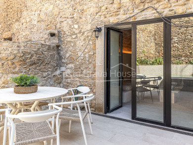 Casa de piedra reformada en Gualta, Costa Brava: lujo moderno y estilo rústico en 230 m².