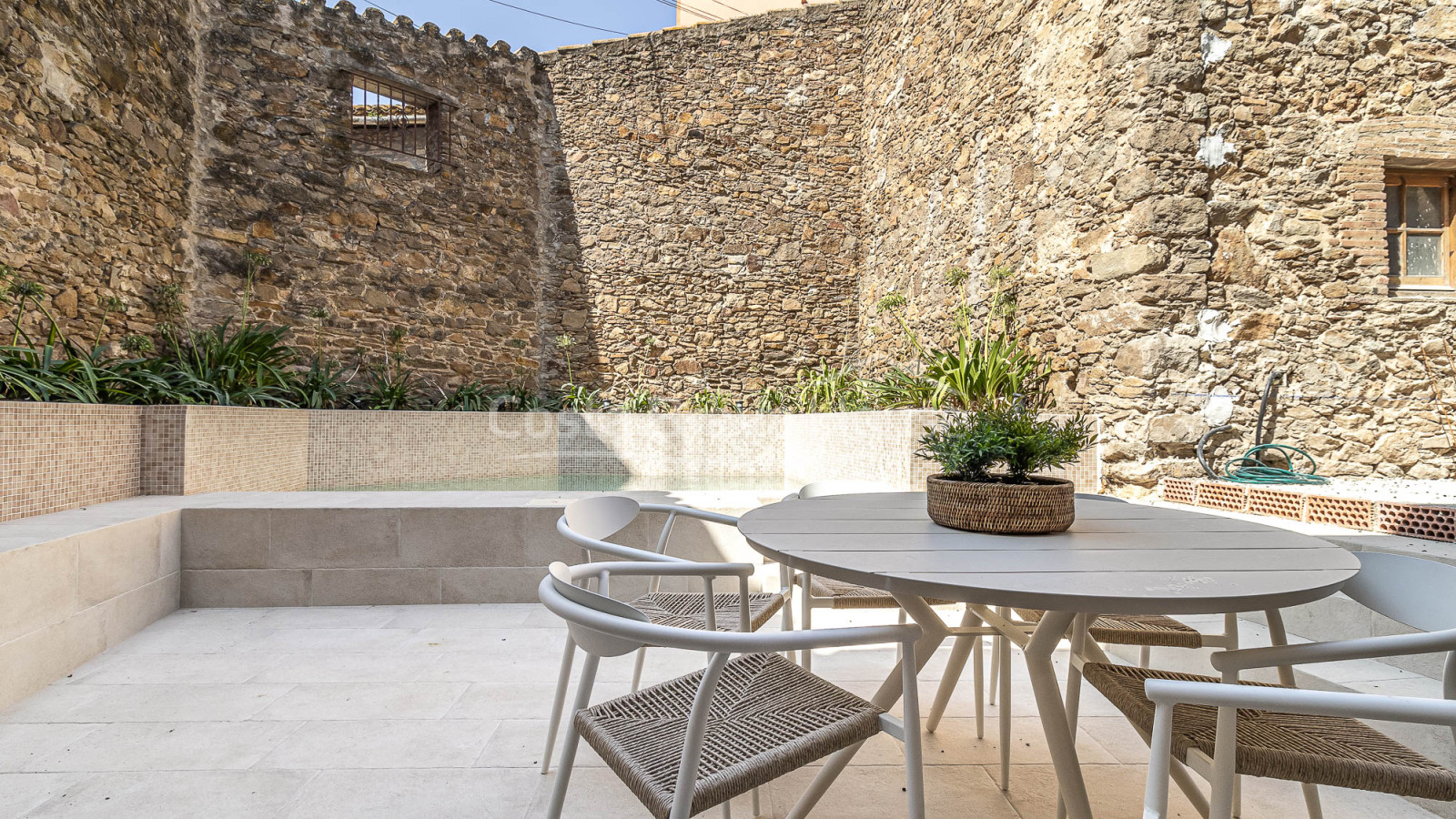 Casa de pedra reformada a Gualta: luxe modern i estil rústic