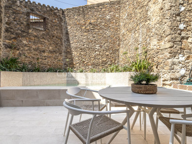 Renovated stone house in Gualta, Costa Brava: modern luxury and rustic style in 230 m².