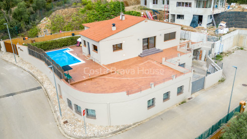 3 bedroom house with pool for sale in urbanization near Begur