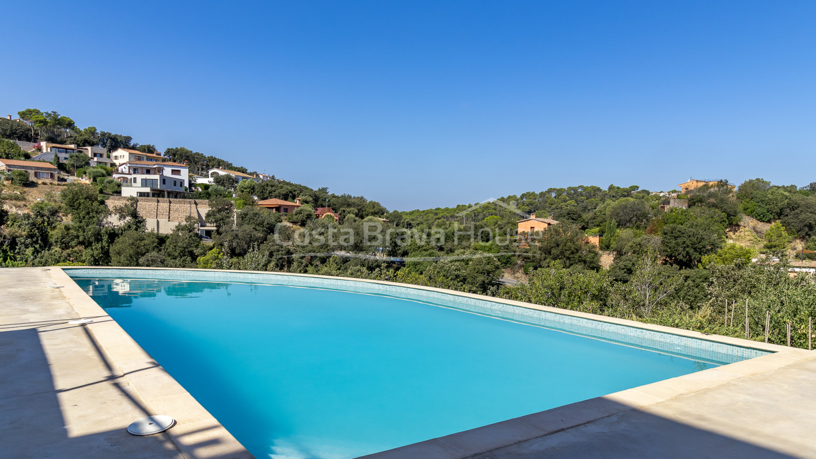 Exclusive development of townhouses in Begur, Costa Brava