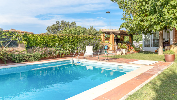 Casa en Esclanyà con piscina climatizada y jardí