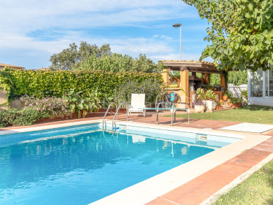 House for sale with pool and garden in Esclanyà, near Palafrugell and Begur beaches