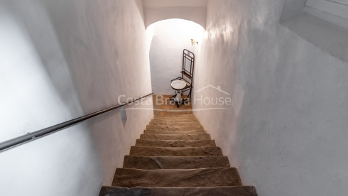 Antigua rectoría reformada en el centro histórico de Rupià, Baix Empordà