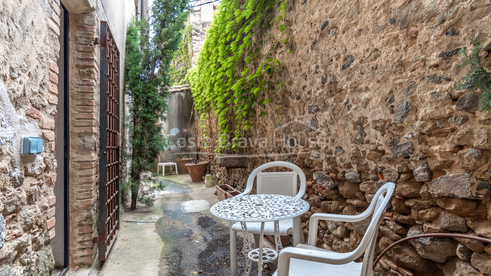 Old renovated rectory in the historic center of Rupià, Baix Empordà