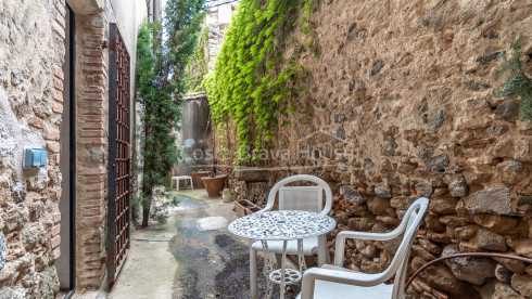 Old renovated rectory in the historic center of Rupià, Baix Empordà