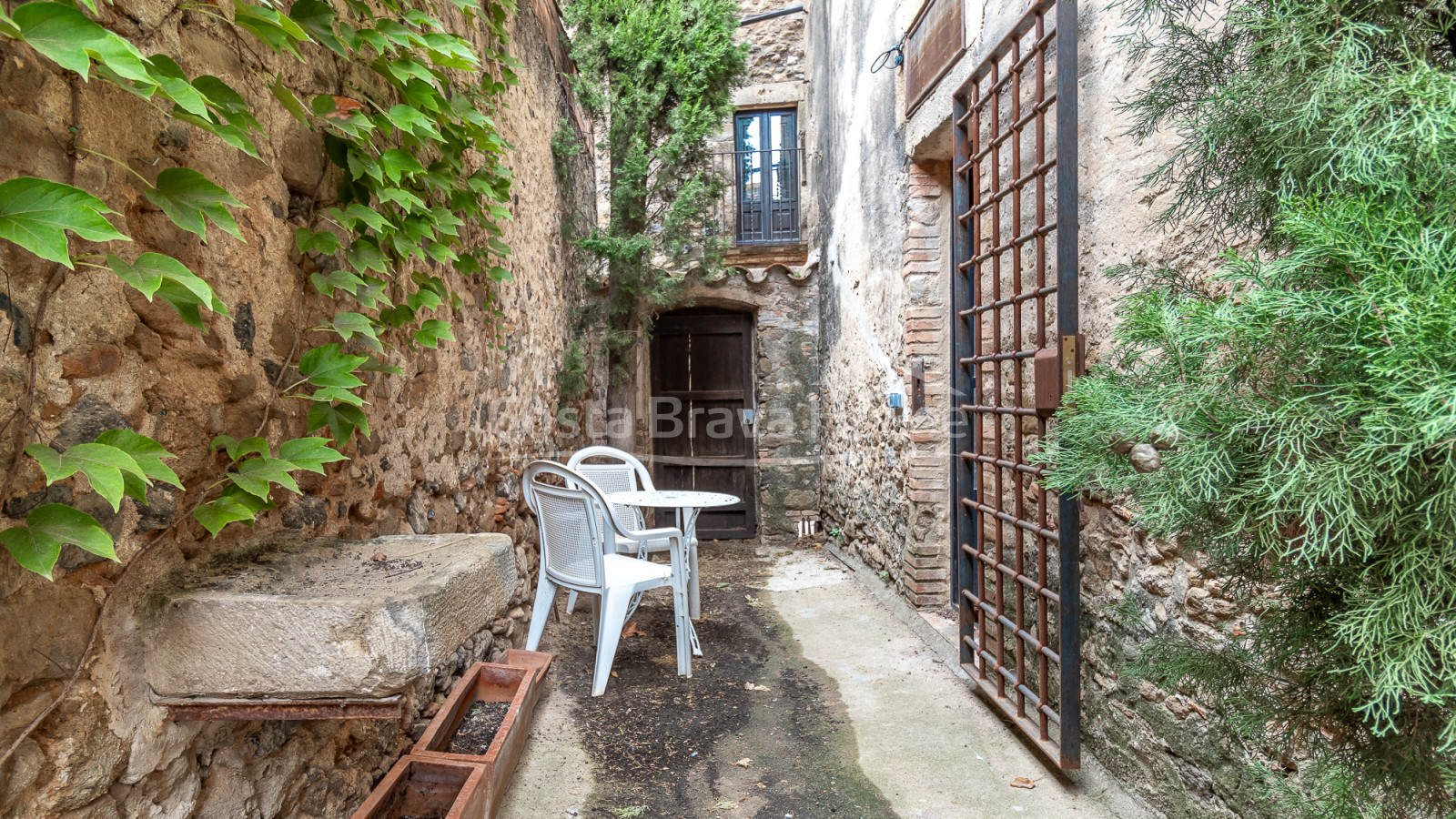 Old renovated rectory in the historic center of Rupià, Baix Empordà