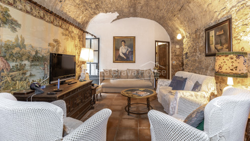 Old renovated rectory in the historic center of Rupià, Baix Empordà