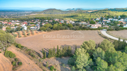 Terreno rústico en Begur con casa a reformar