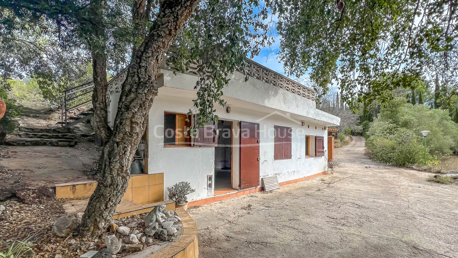 Rustic land in Begur with house to reform